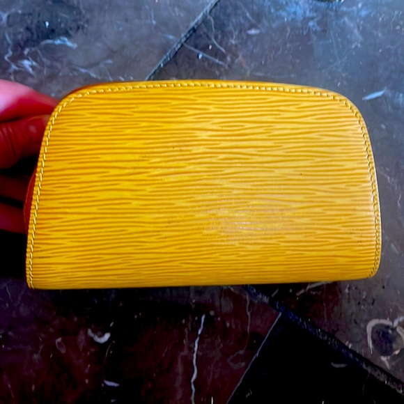 Louis Vuitton yellow epi leather zippy pouch bag. Peeling inside Serial # inside - Picture 2 of 6